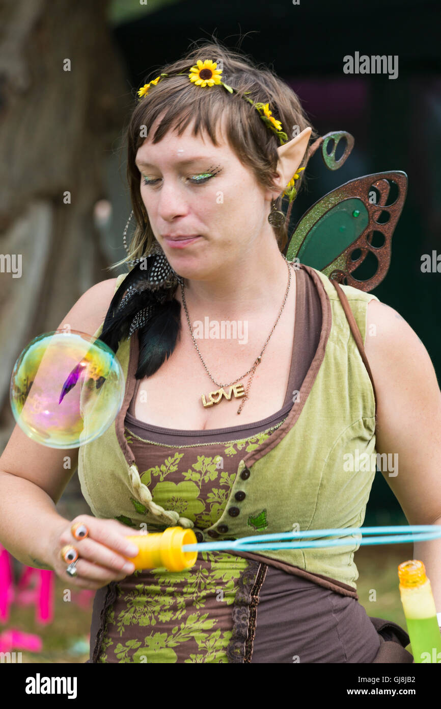 Burley, Hampshire, Royaume-Uni. 13e Août 2016. Femme habillée en fée elfe faisant des bulles pour l'enfant fées pour attraper à la nouvelle forêt conte Festival, Burley, Hampshire, Royaume-Uni en août Crédit : Carolyn Jenkins/Alamy Live News Banque D'Images