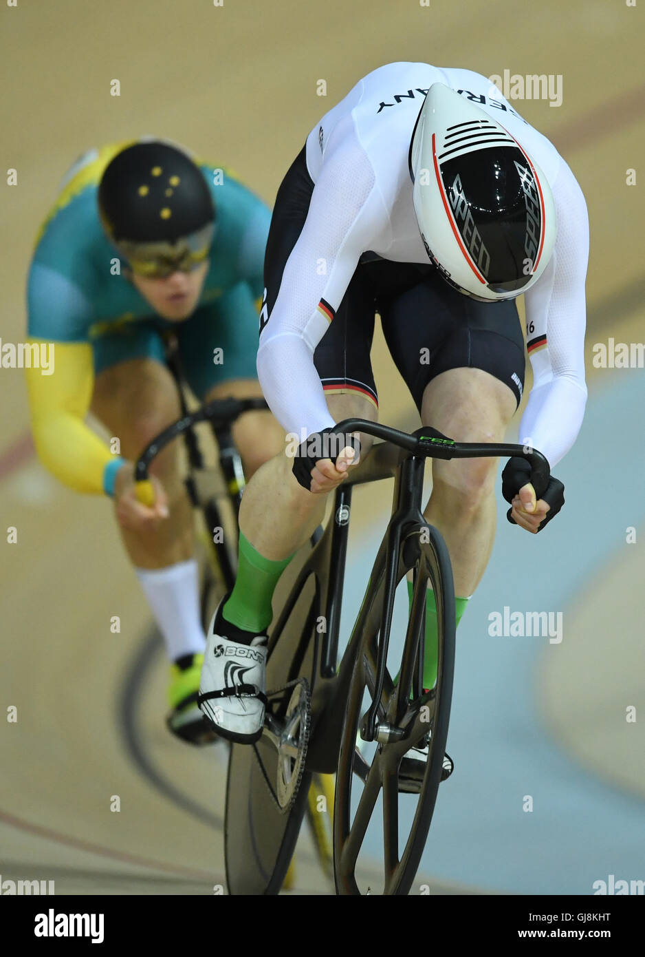 Rio de Janeiro, Brésil. 13e Août 2016. Joachim Eilers de l'Allemagne (avant) en action contre Matthew Glaetzer d'Australie au cours de la Sprint Hommes quarts de la Jeux Olympiques de Rio 2016 événements Cyclisme sur piste au vélodrome à Rio de Janeiro, Brésil, 13 août 2016. Photo : Felix Kaestle/dpa/Alamy Live News Banque D'Images