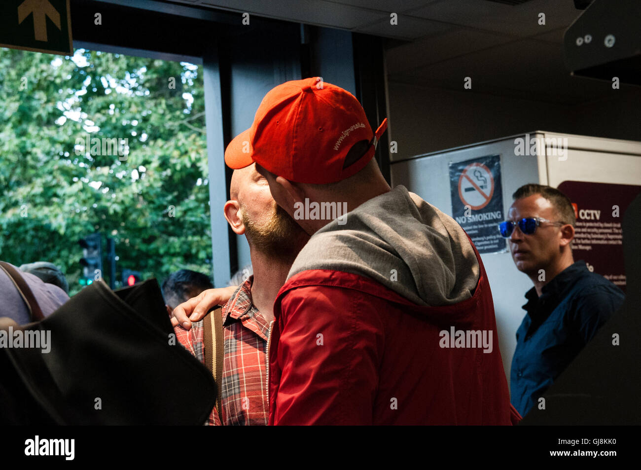 Gros Bisous Dit Par Un Homme Gros bisou gay Banque de photographies et d'images à haute résolution -  Alamy