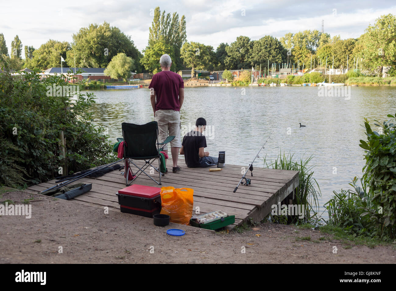 WELWYN GARDEN CITY, Royaume-Uni. 13e Août 2016. Deux hommes la pêche sur la banque du Stanbrough Lake par un beau jour d'été. Crédit : Robert Norris/ Alamy Live News Banque D'Images