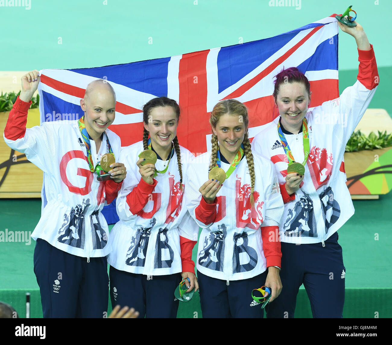 Rio de Janeiro, Brésil. 13e Août 2016. Équipe de Grande-bretagne composé de Katie Archibald, Laura Trott (2e R), Elinor Barker et Joanna célèbre Rowsell-Shand sur le podium après avoir remporté la poursuite féminine de la Finale des Jeux Olympiques de Rio 2016, le cyclisme sur piste au vélodrome d'événements à Rio de Janeiro, Brésil, 13 août 2016. Photo : Felix Kaestle/dpa/Alamy Live News Banque D'Images