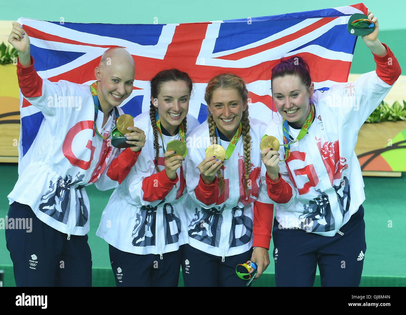 Rio de Janeiro, Brésil. 13e Août 2016. Équipe de Grande-bretagne composé de Katie Archibald, Laura Trott (2e R), Elinor Barker et Joanna célèbre Rowsell-Shand sur le podium après avoir remporté la poursuite féminine de la Finale des Jeux Olympiques de Rio 2016, le cyclisme sur piste au vélodrome d'événements à Rio de Janeiro, Brésil, 13 août 2016. Photo : Felix Kaestle/dpa/Alamy Live News Banque D'Images