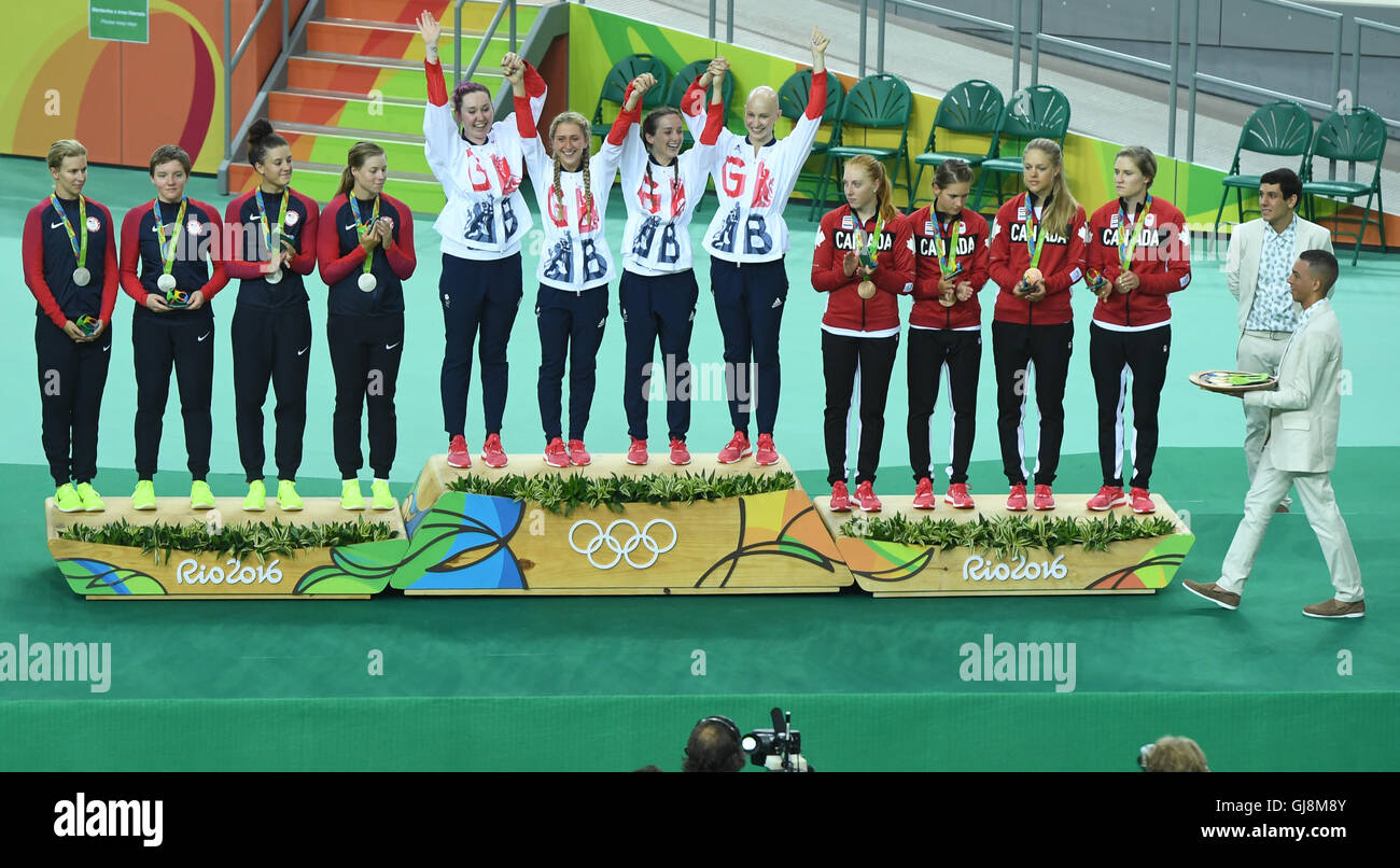 Rio de Janeiro, Brésil. 13e Août 2016. Équipe de Grande-bretagne (C) composé de Katie Archibald, Laura Trott, Elinor Barker et Joanna célèbre Rowsell-Shand sur le podium flanqué d'USA médaillés d'argent et de bronze Canada après avoir remporté la poursuite féminine de la Finale des Jeux Olympiques de Rio 2016, le cyclisme sur piste au vélodrome d'événements à Rio de Janeiro, Brésil, 13 août 2016. Photo : Felix Kaestle/dpa/Alamy Live News Banque D'Images