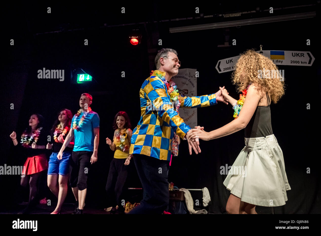 Londres, Royaume-Uni. 12 août, 2016. "Pénétrer l'Europe, ou les migrants ont du talent' orientale par Molodyi lire la satire migrants Teatr Crédit : Guy Josse/Alamy Live News Banque D'Images