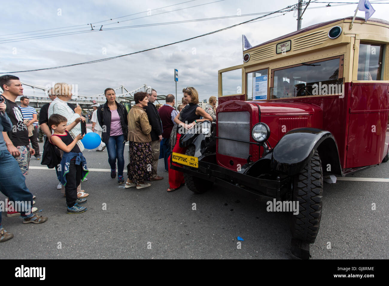 Moscou, Russie. 13e Août 2016. Les gens attendent en file pour obtenir sur un vieux bus pendant le jour de Moscou à Moscou, Russie, le 13 août 2016. Un défilé traditionnel des vieux bus le coup d'ici samedi pour célébrer le 92e anniversaire de l'autobus de Moscou. Plus de 40 000 personnes se sont réunies pour voir les véhicules rétro pendant l'événement. Credit : Evgeny Sinitsyn/Xinhua/Alamy Live News Banque D'Images