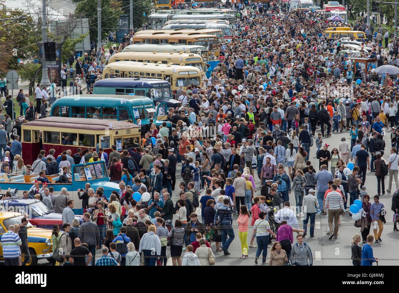 Moscou, Russie. 13e Août 2016. Les gens passent par les vieux bus pendant le jour de Moscou à Moscou, Russie, le 13 août 2016. Un défilé traditionnel des vieux bus le coup d'ici samedi pour célébrer le 92e anniversaire de l'autobus de Moscou. Plus de 40 000 personnes se sont réunies pour voir les véhicules rétro pendant l'événement. Credit : Evgeny Sinitsyn/Xinhua/Alamy Live News Banque D'Images