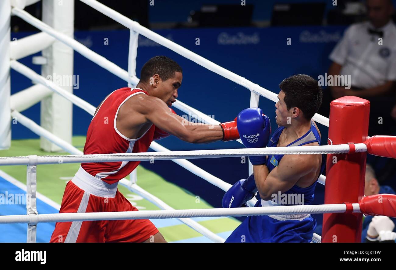 Rio de Janeiro, Brésil. 13 août, 2016. Gabriel Maestre (VEN, rouge) et Daniyar Yeleussinov (KAZ). Les hommes de quart de finale mi-moyens 4. La boxe. Riocentro 6. Parc olympique. Rio de Janeiro. Le Brésil. 13/08/2016. Credit : Sport en images/Alamy Live News Banque D'Images