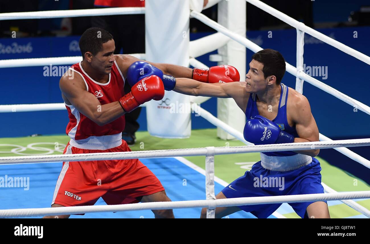 Rio de Janeiro, Brésil. 13 août, 2016. Gabriel Maestre (VEN, rouge) et Daniyar Yeleussinov (KAZ). Les hommes de quart de finale mi-moyens 4. La boxe. Riocentro 6. Parc olympique. Rio de Janeiro. Le Brésil. 13/08/2016. Credit : Sport en images/Alamy Live News Banque D'Images