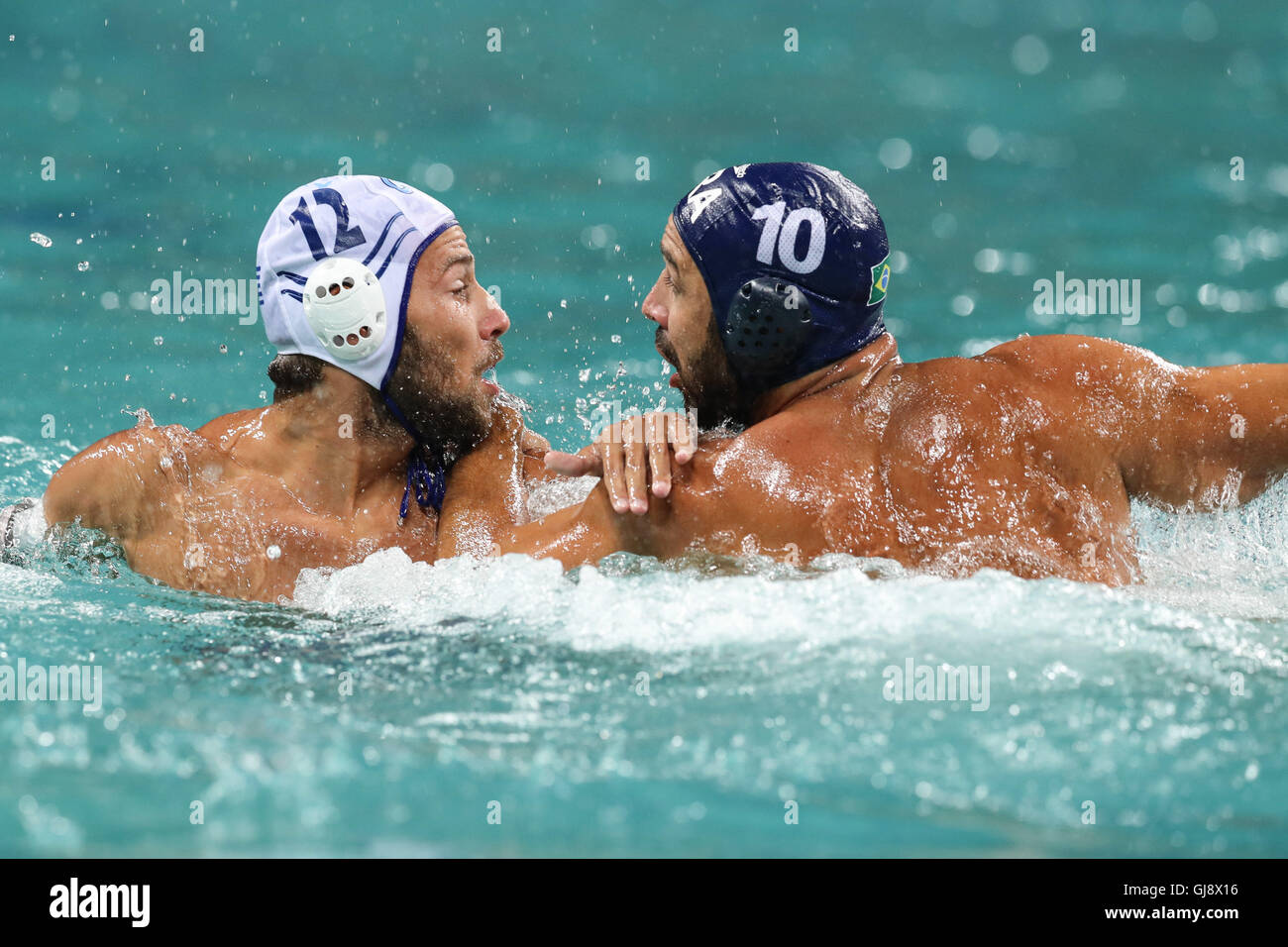 RIO DE JANEIRO, RJ - 12.08.2016 : JEUX OLYMPIQUES 2016 Water-polo - Felipe Perrone (BRA) et Angelos Vlachopoulos (GRE) dans le match entre le Brésil et la Grèce dans la phase préliminaire de la Water-polo aux Jeux Olympiques de Rio 2016 qui a eu lieu au Centre Aquatique Maria Lenk NON DISPONIBLE POUR L'ATTRIBUTION DE LICENCES EN CHINE (Photo : André Chaco/Fotoarena) Banque D'Images