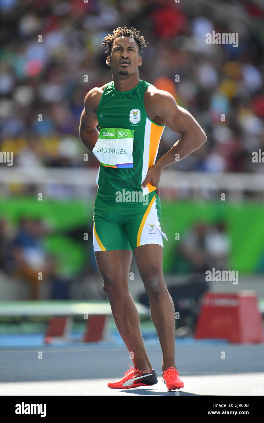 RIO DE JANEIRO, Brésil - 13 août : Henricho Bruintjies d'Afrique du Sud, à la chauffe de la mens 100m au cours de la matinée du jour 8 de l'athlétisme aux Jeux Olympiques de Rio 2016 au Stade olympique le 13 août 2016 à Rio de Janeiro, Brésil. (Photo de Roger Sedres/Gallo Images) Credit : Roger Sedres/Alamy Live News Banque D'Images