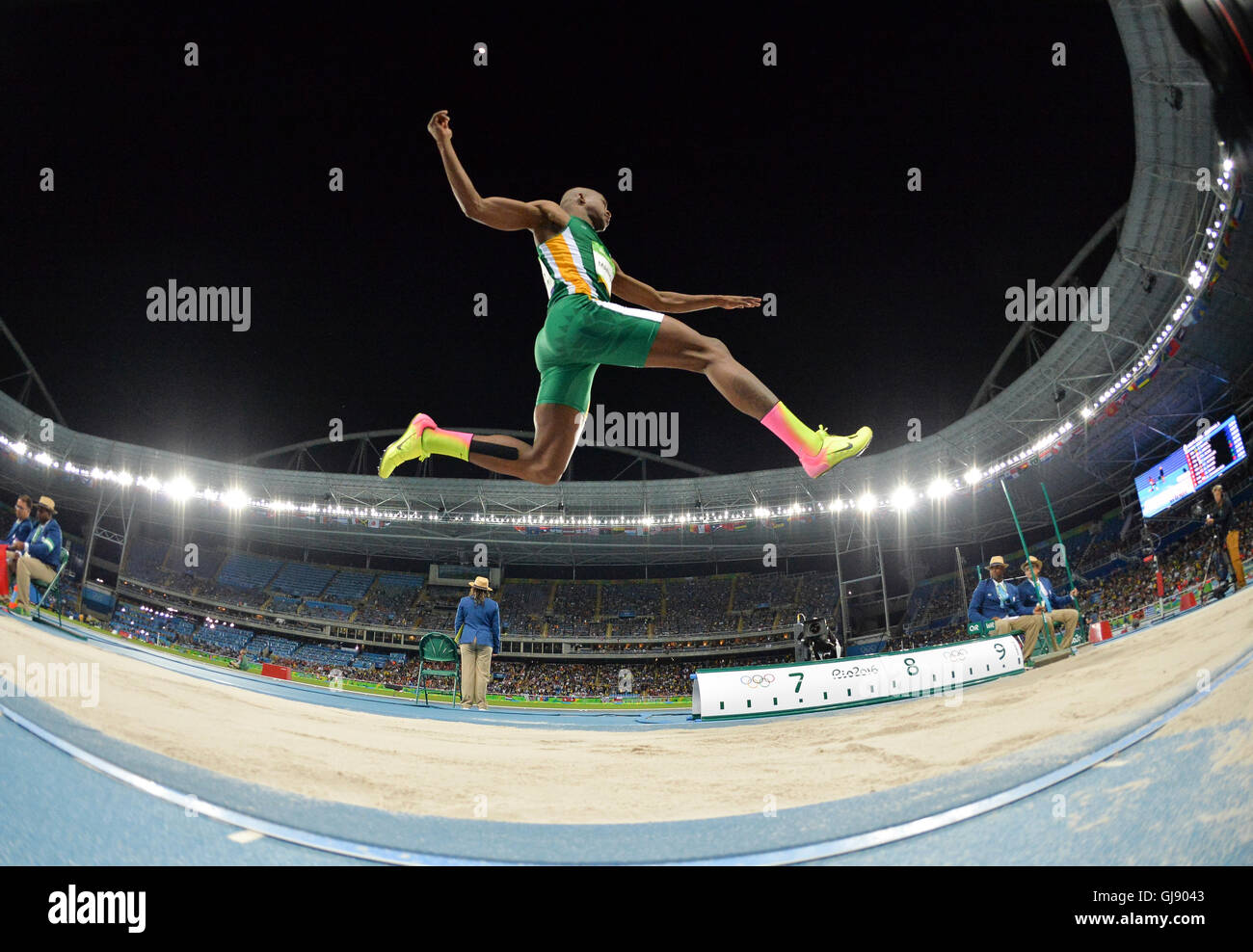 RIO DE JANEIRO, Brésil - 13 août : Luvo Manyonga d'Afrique du Sud, à la finale de saut en longueur pour hommes au cours de la session du soir le jour 8 de l'athlétisme aux Jeux Olympiques de Rio 2016 au Stade olympique le 13 août 2016 à Rio de Janeiro, Brésil. (Photo de Roger Sedres/Gallo Images) Credit : Roger Sedres/Alamy Live News Banque D'Images