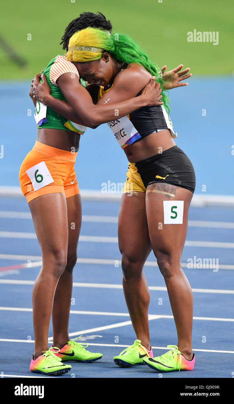 RIO DE JANEIRO, Brésil - 13 août : Shelley-Ann Fraser-Pryce de Jamaïque pleure sur l'épaule de Marie-josée Ta Lou de Côte d'Ivoire dans la demi-finale de la women's 100m au cours de la session du soir le jour 8 de l'athlétisme aux Jeux Olympiques de Rio 2016 au Stade olympique le 13 août 2016 à Rio de Janeiro, Brésil. (Photo de Roger Sedres/Gallo Images) Credit : Roger Sedres/Alamy Live News Banque D'Images