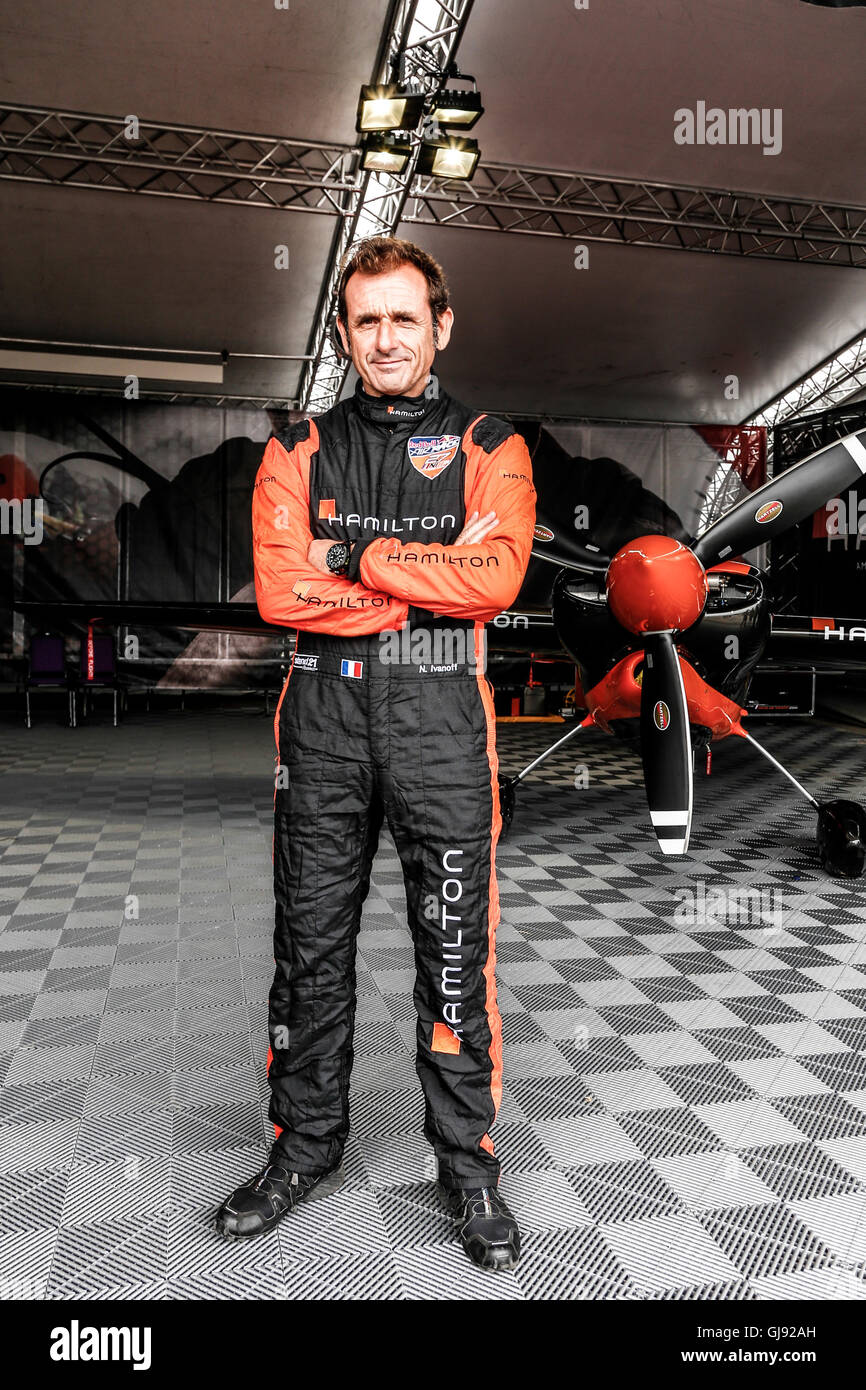 Nicolas Ivanoff et son avion dans des hangars avant la Masters Cup air race au Red Bull Air Race 2016 à Ascot Banque D'Images