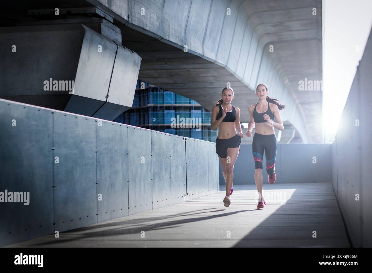 Parution du modèle. Deux jeunes femmes s'exécutant en milieu urbain. Banque D'Images