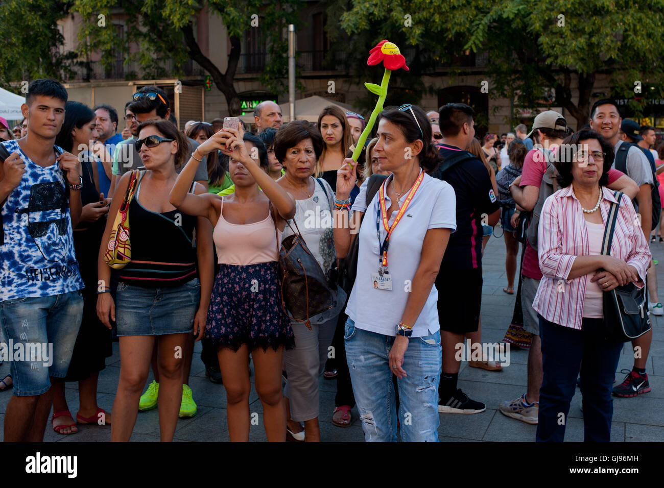 Dans le quartier gothique de Barcelone un guide touristique utilise une fleur en plastique pour guider le groupe. Banque D'Images
