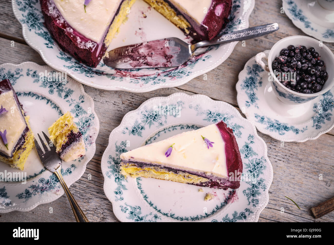 Tranche de gâteau au fromage et bleuets sur plaque vintage Banque D'Images