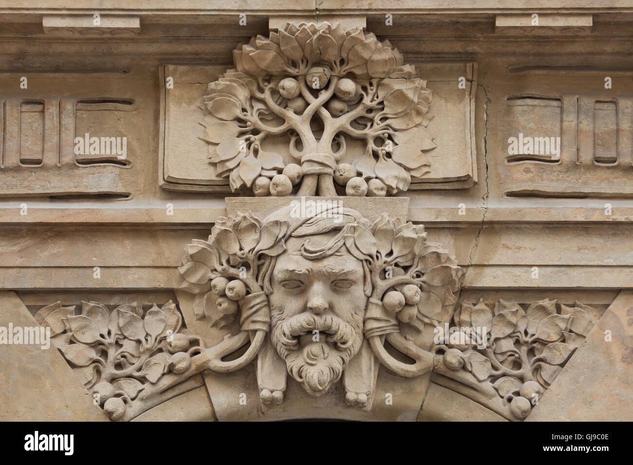 Décoration Art nouveau par le sculpteur tchèque Kloucek Celda sur l'Édifice de la Banque de crédit de Prague dans la Nouvelle Ville à Prague, en République tchèque. Le bâtiment de la Banque de crédit de Prague (Prazska uverni banka) a été conçu par l'architecte tchèque Matej Blecha et construit en 1900-1902. Banque D'Images