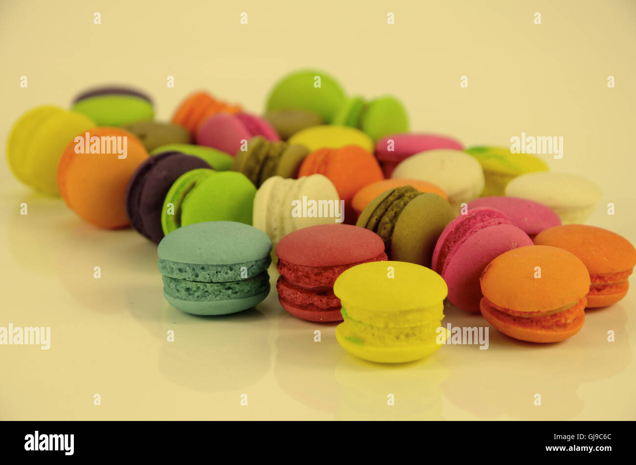 Macarons colorés réchauffement avec filtre de couleur. Banque D'Images