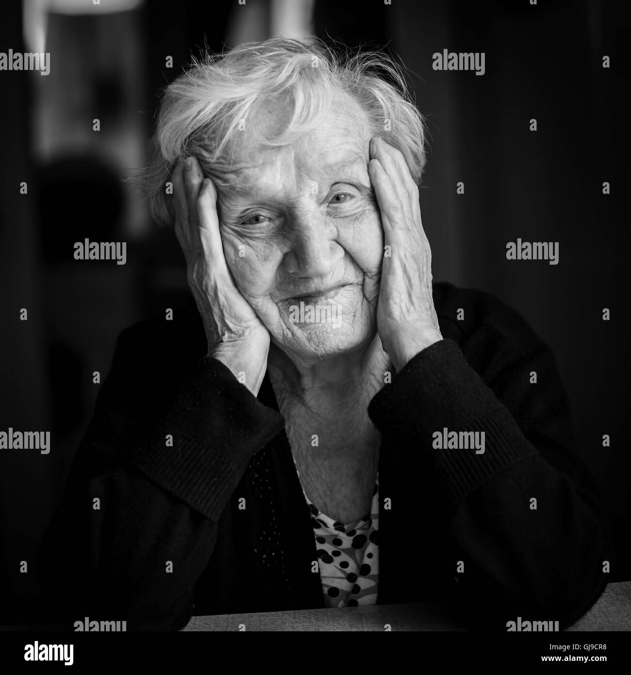 Portrait noir et blanc d'une femme âgée. Banque D'Images