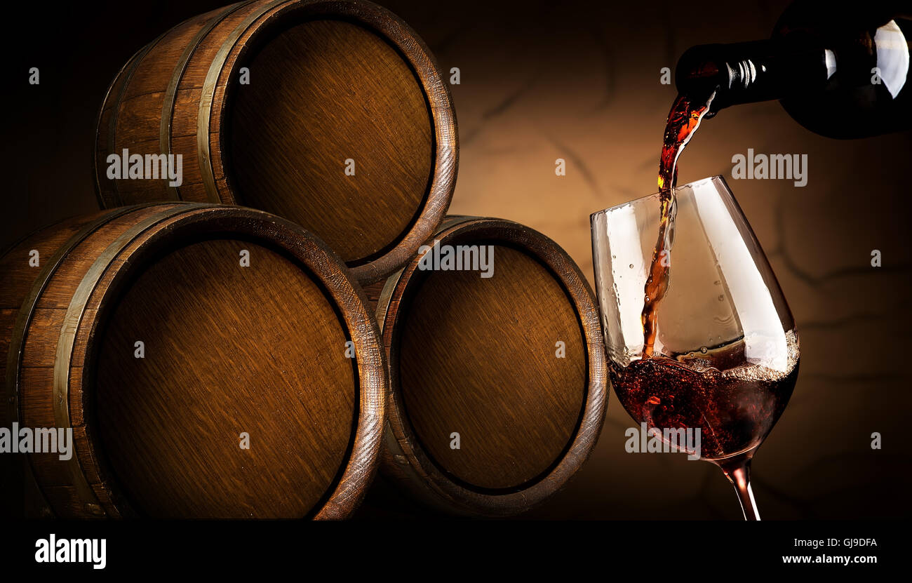 Verseur à vin rouge en verre en cave Banque D'Images
