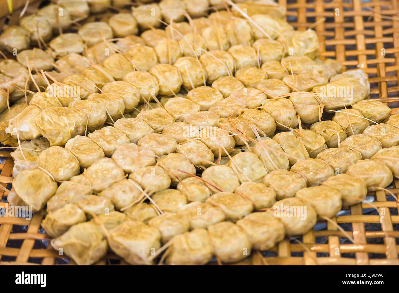 Rouleau de chair de crabe dans le panier de battage Banque D'Images