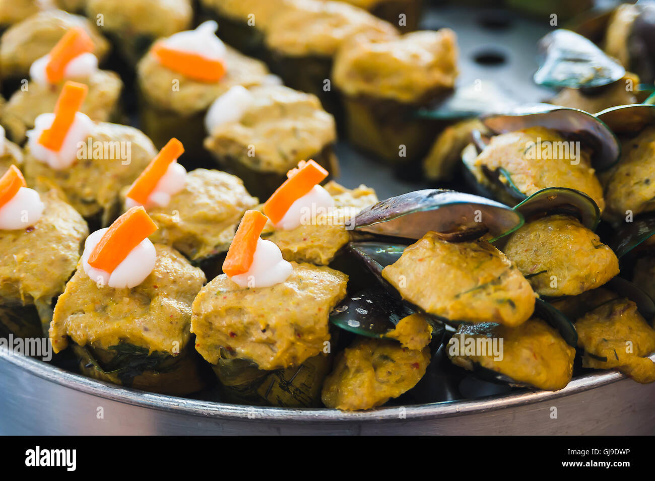 Poisson cuit à la vapeur et les palourdes avec pâte de curry Banque D'Images