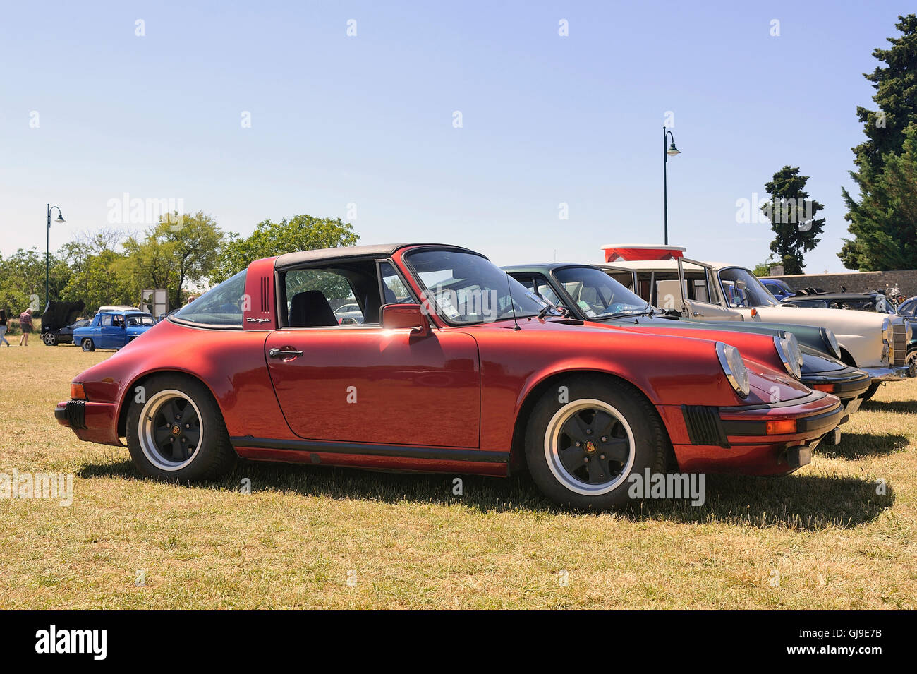 Porsche Targa red photographiés dans un rallye de voitures anciennes Banque D'Images