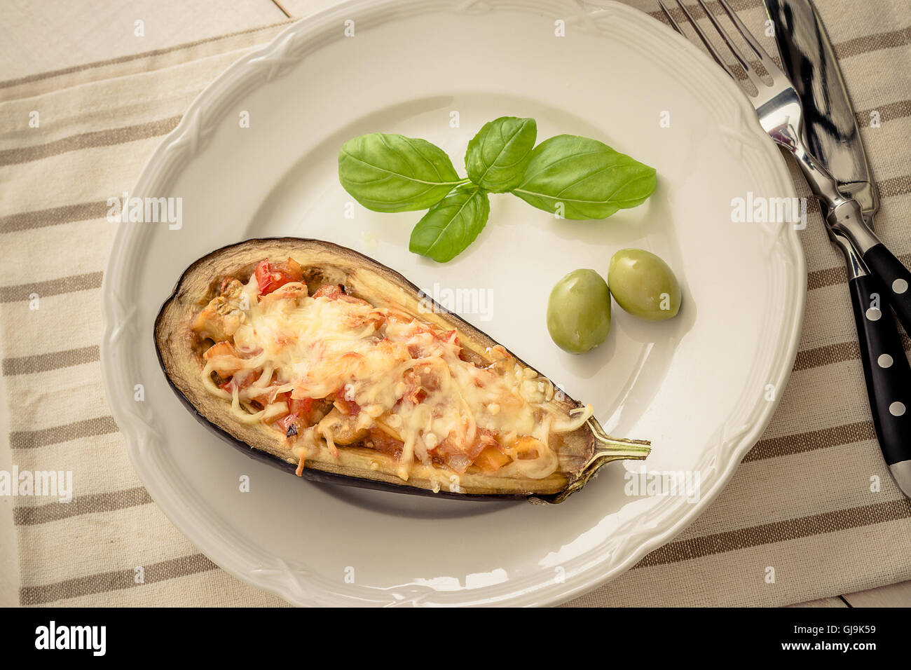 Rempli et la moitié d'aubergine grillées, vue du dessus, la teinte vintage Banque D'Images