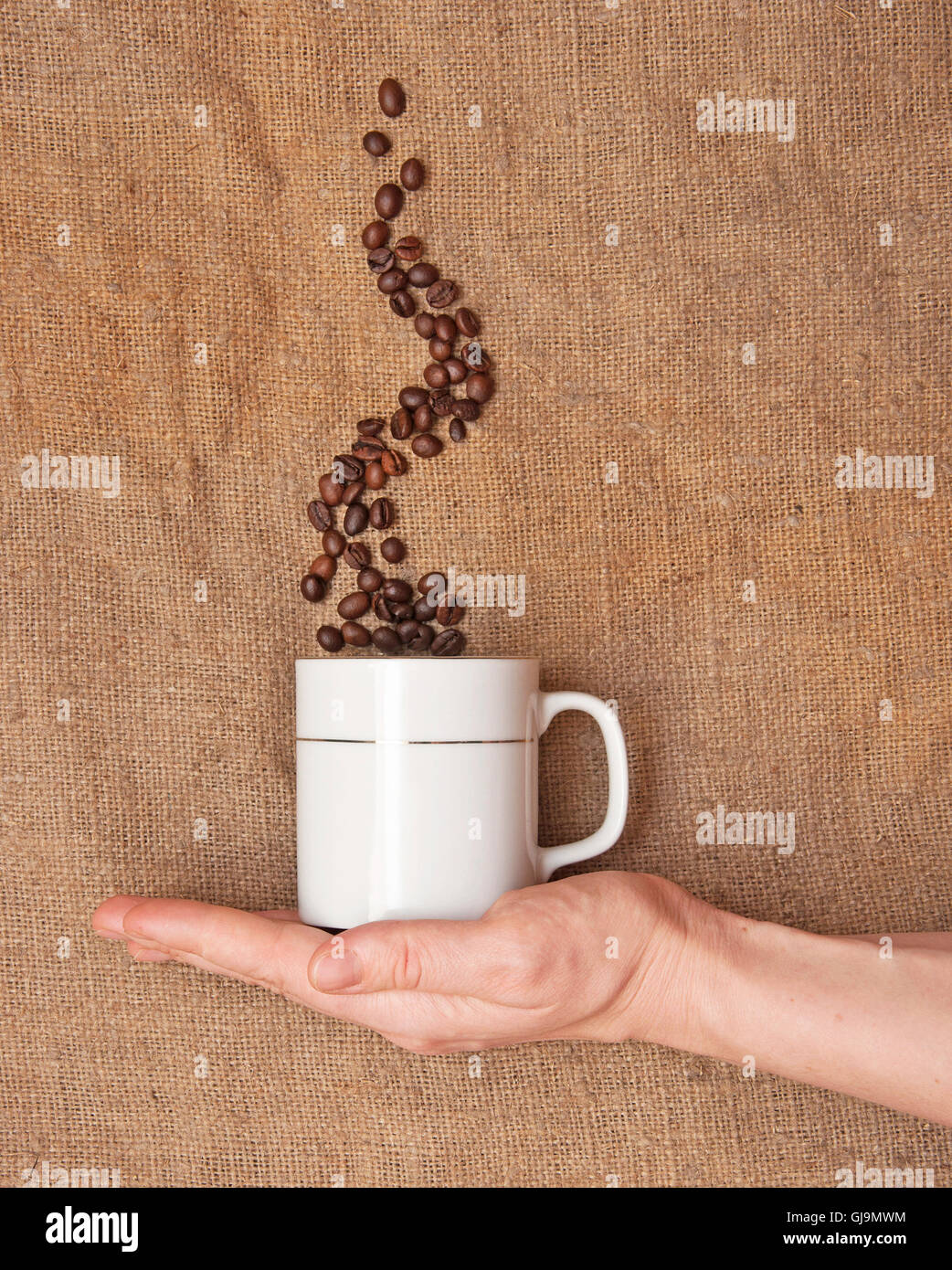 La tenue d'une main de femme mug Banque D'Images