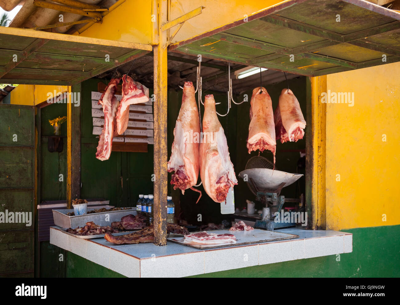 Porc accroché dans la fenêtre d'une boucherie dans la Regla, La Havane, Cuba. Banque D'Images