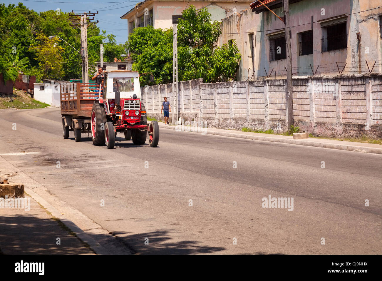 Un tracteur de descendre une rue publique de la municipalité de Guanabacoa, La Havane, Cuba. Banque D'Images