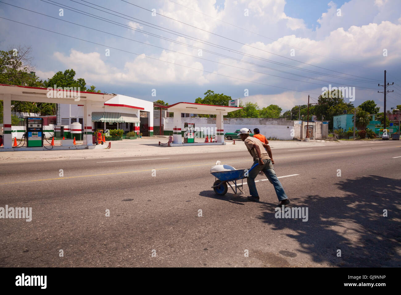 Un homme pousse une brouette dans une rue de la municipalité de Guanabacoa, La Havane, Cuba. Banque D'Images