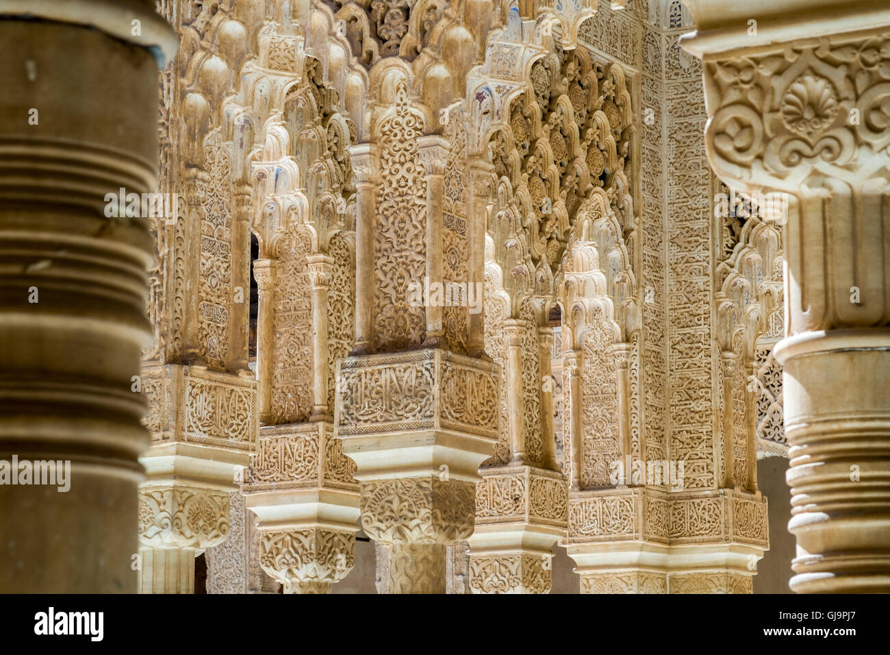 Palais de l'Alhambra, Grenade, Espagne. Colonne à l'intérieur de la Cour des Lions Banque D'Images