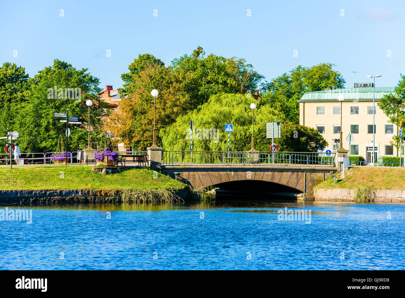 Kalmar, Suède - août 10, 2016 : le pont à Sodra Kanalgatan Fredriksskans sur le canal dans la ville. Banque D'Images