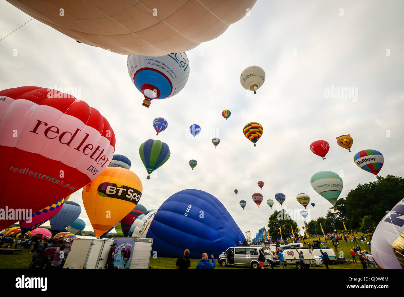 Montgolfières décoller dans une ascension de masse au Bristol International Balloon Fiesta, Ashton Court Estate. Banque D'Images