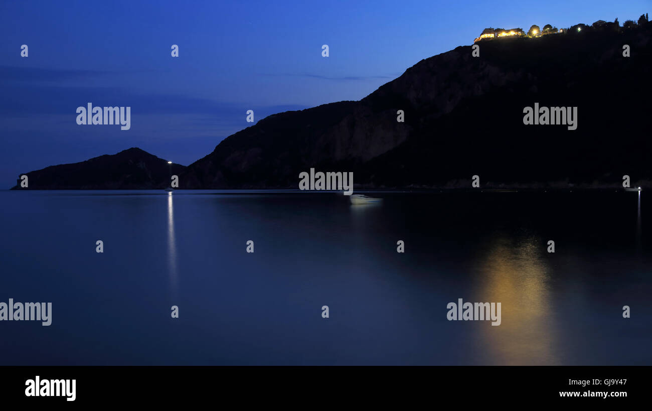 Silhouette d'une chaîne de montagne sur l'Île Kos dans la mer méditerranée avec takken exposition lampe par nuit Banque D'Images