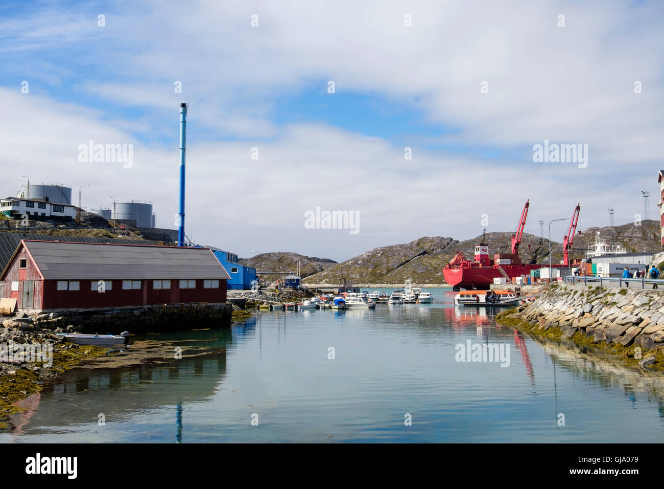 De petites embarcations et d'un cargo amarré au port de pêche sur Kuannersooq Fjord. Paamiut sud-ouest du Groenland Banque D'Images