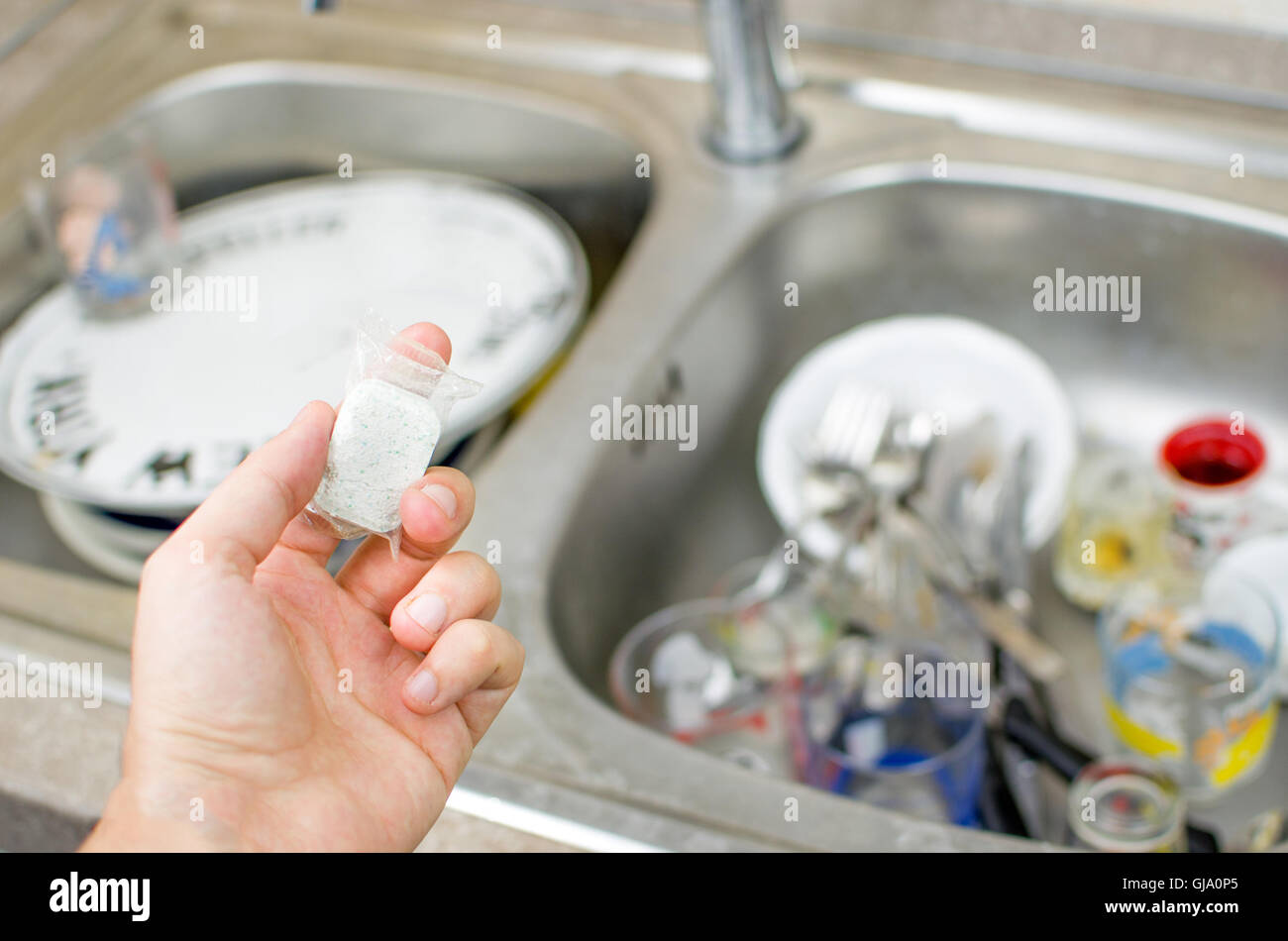L'onglet Tâches, d'un lave-vaisselle pour laver la vaisselle sale sur l'évier Banque D'Images