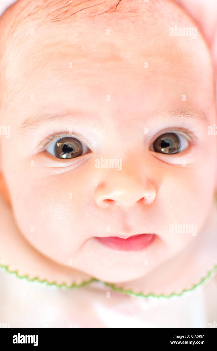 Bébé nouveau-né font face à de grands yeux peau douce libre Banque D'Images