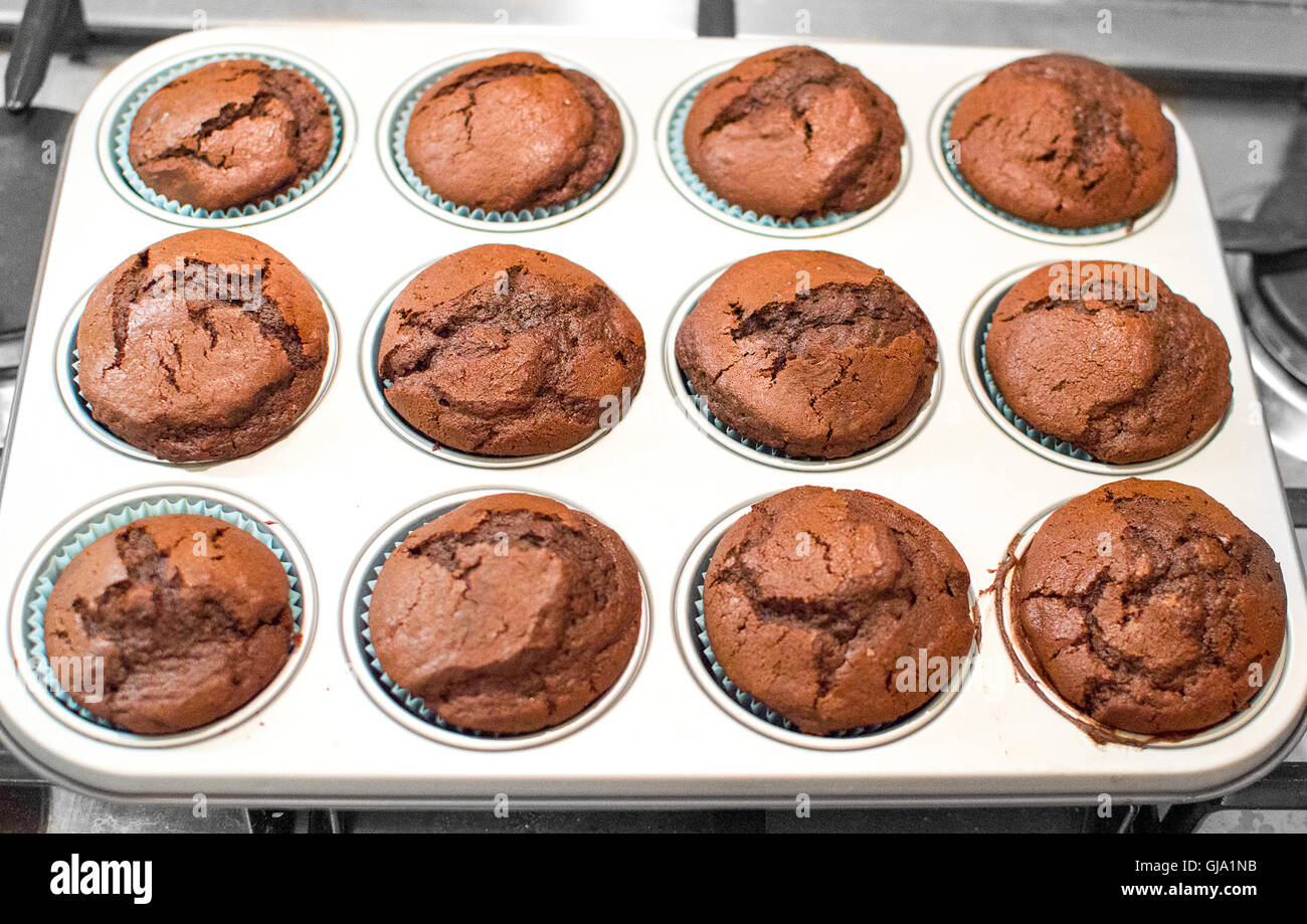 Tin Pan cuisson muffins Banque D'Images