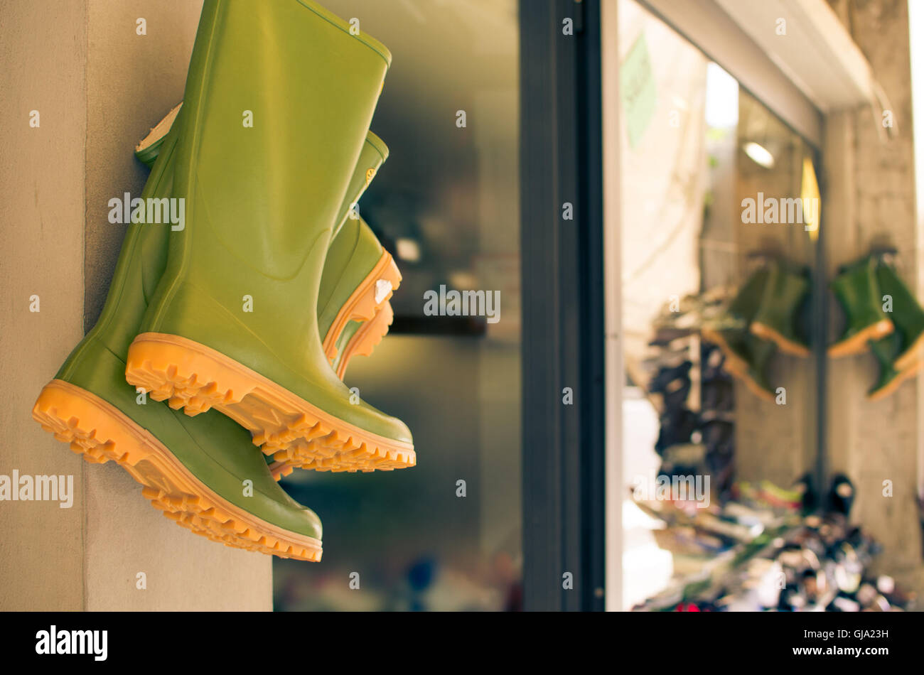 Boutique Chaussures vert Banque D'Images