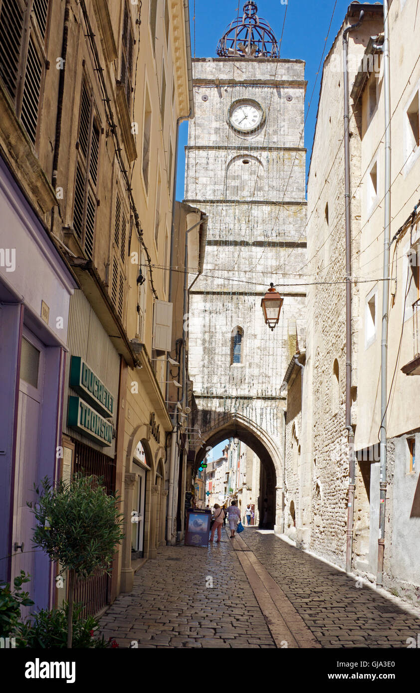 Ancienne voie pavées étroites avec tour de l'horloge Apt Luberon Provence France Banque D'Images