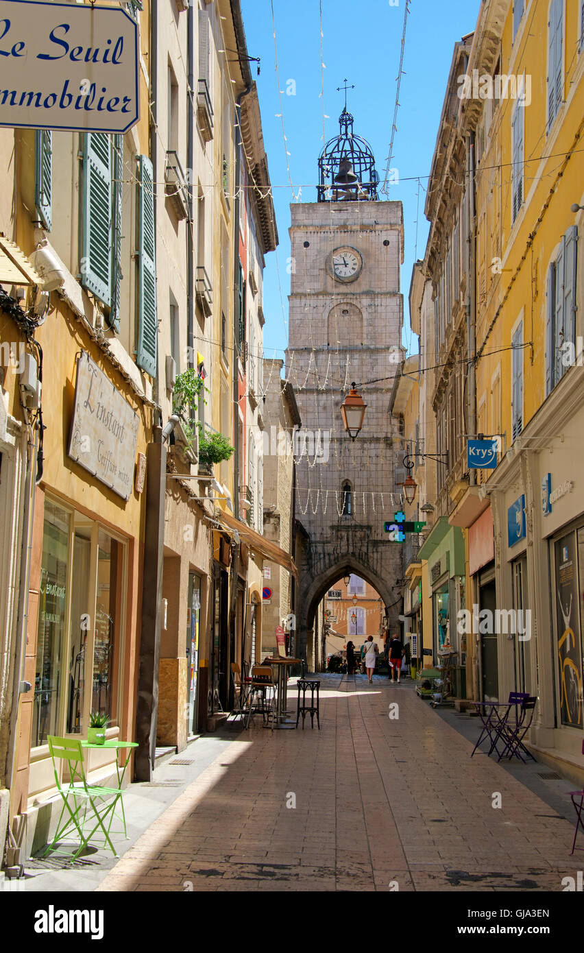 Passage étroit avec tour de l'horloge Apt Luberon Provence France Banque D'Images