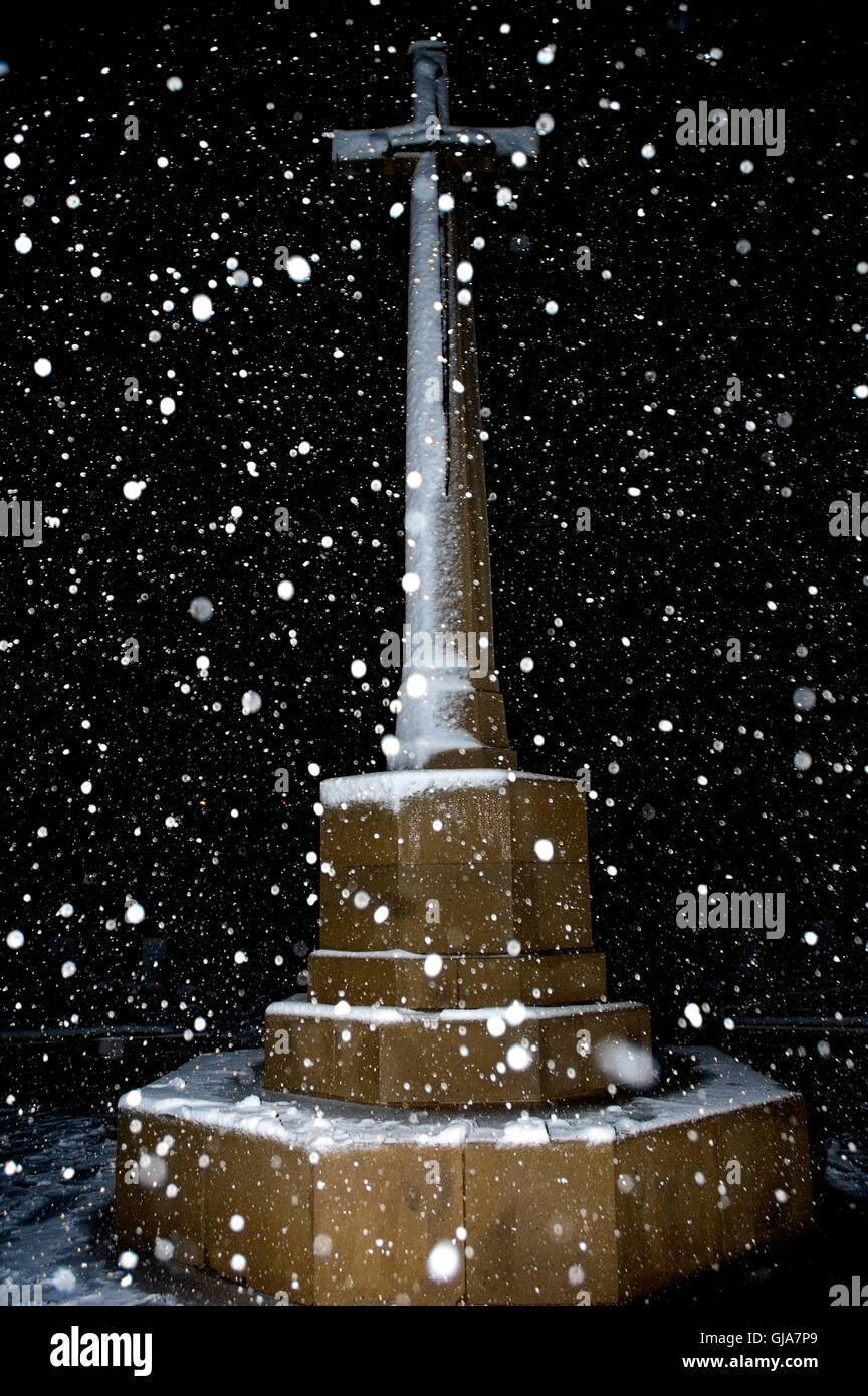 Israël, Jérusalem, Commonwealth Première Guerre mondiale cimetière sur Mt. Scopus, flocons de neige qui tombent sur l'entrale Croix du souvenir. Banque D'Images