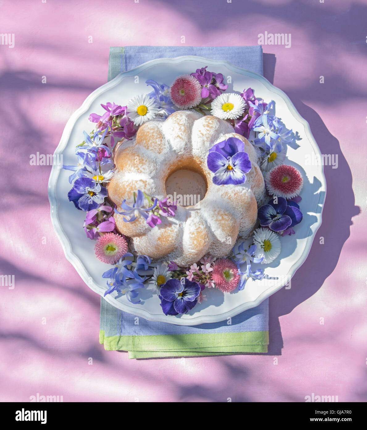 Gugelhupf (gâteau) avec gerbe de fleurs Banque D'Images