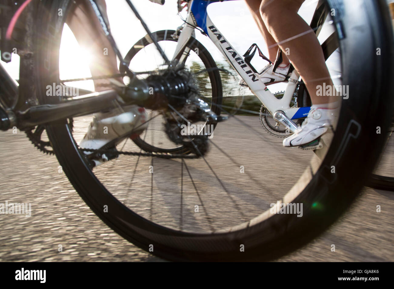 Cycliste sportif (femelle) est le vélo à l'Santuari de Cura, Majorque, Îles Baléares, Espagne Banque D'Images