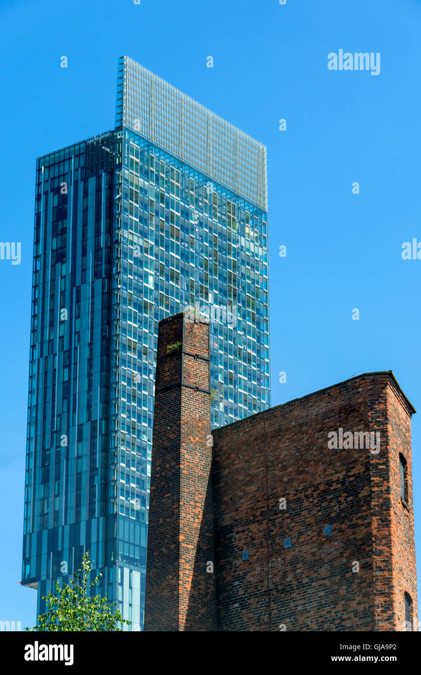 Un vieux bâtiment de l'usine du xixe siècle et la Beetham Tower, à partir de la p16, près de Castlefield, Manchester, Angleterre, RU Banque D'Images