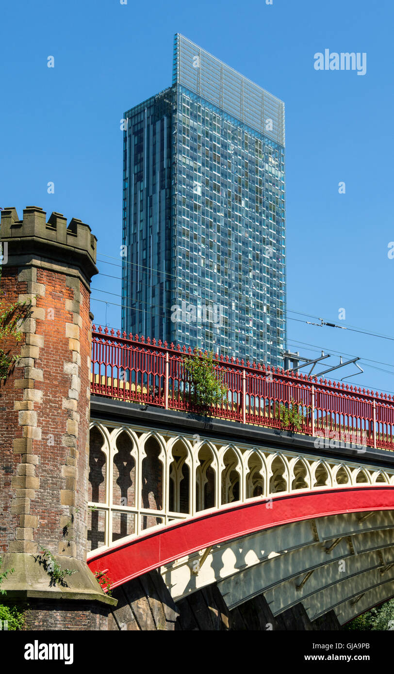 Pont de chemin de fer de l'époque victorienne et la Beetham Tower, à partir de la p16, près de Castlefield, Manchester, Angleterre, RU Banque D'Images