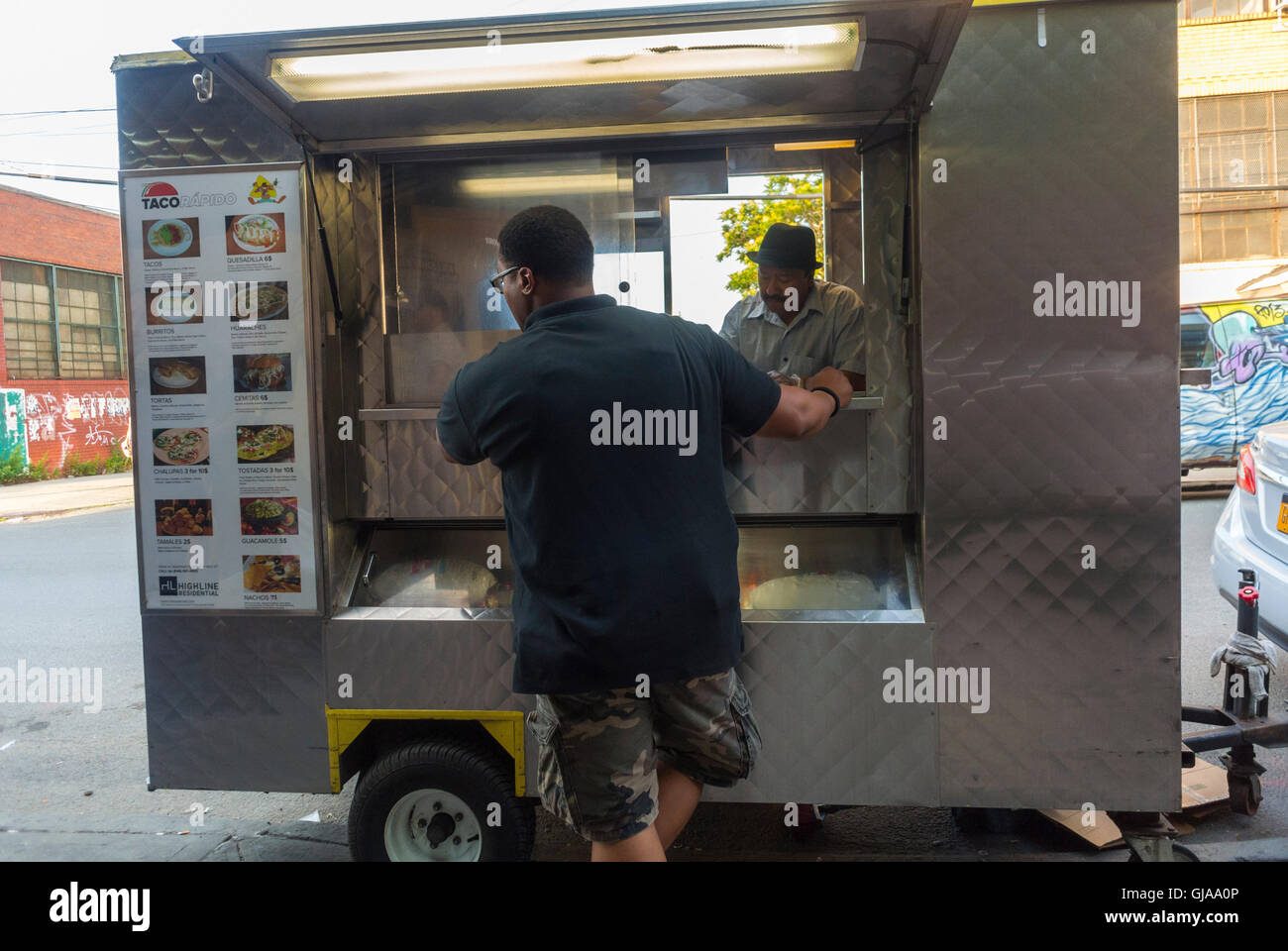 New York City, NY, USA, Man Buying Take Away, de l'espagnol NYC Food Truck à Brooklyn Street, homme d'affaires africain Banque D'Images