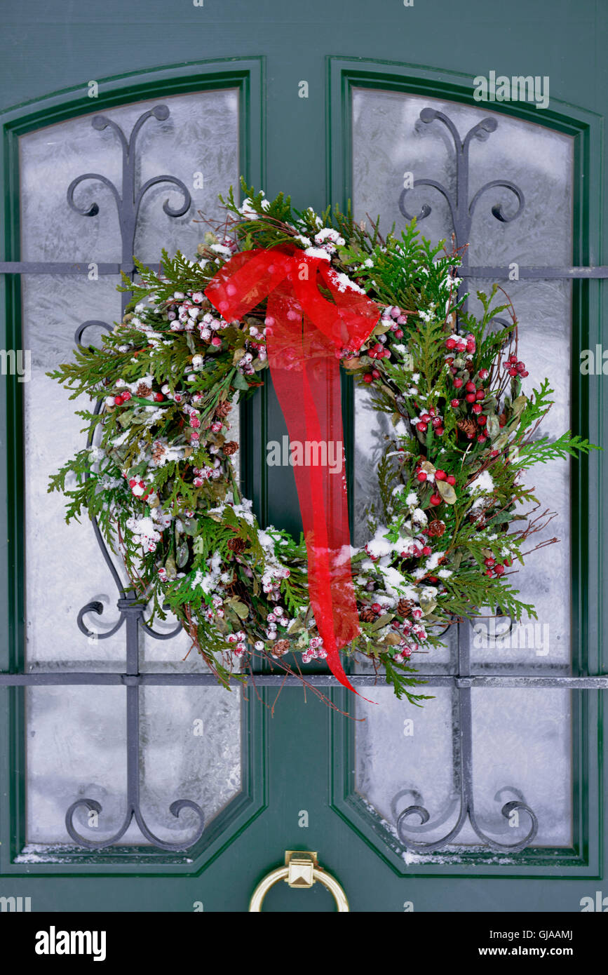 Christmassy et couronne de fleurs de givre de porte Banque D'Images